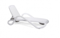 Шезлонг ALFA стопирующийся с подлокотниками, белый каркас,  обычная цветная ткань (bianco) Шезлонг ALFA стопирующийся с подлокотниками, белый каркас,  обычная цветная ткань (bianco)